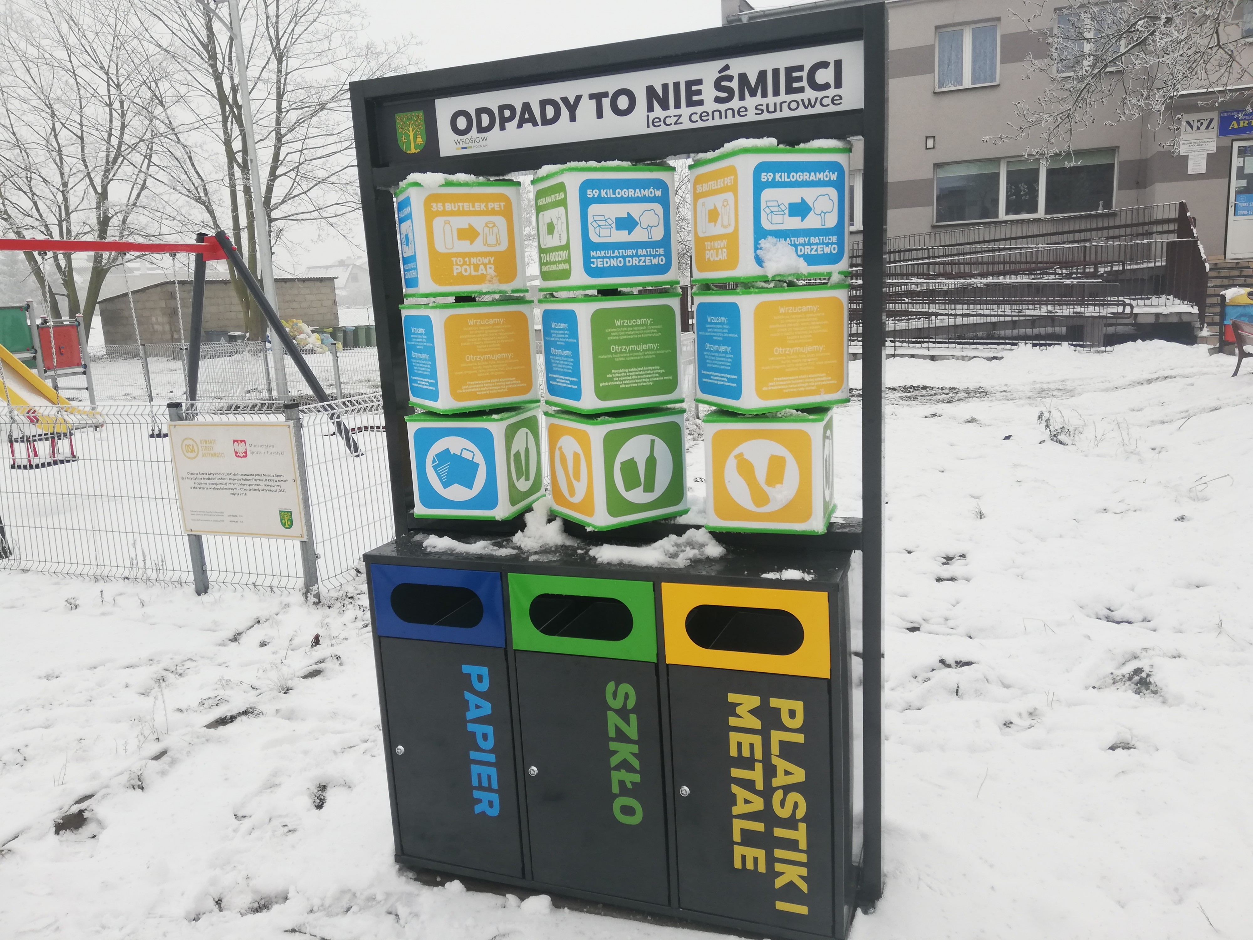 tablica edukacyjna na tle budynku